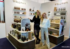 Ellen Veeloo en Marleen van den Bogaart presenteren een nieuw retailconcept van Wellmark. De presentaties kunnen (met meubel en al) in de winkel geplaatst worden.